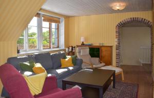 Un lugar para sentarse en 4 Bedroom Amazing Home In Simrishamn