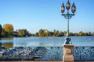 a street light next to a body of water with boats at Duplex rénové secteur Lac d'Enghien in Saint-Gratien