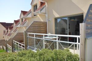 una casa con balcone e tavolo sopra di Gite Opaline a Wimereux