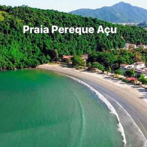 an aerial view of a beach with the words praia perseverelez at Chalé Ubatuba pertinho do mar in Ubatuba