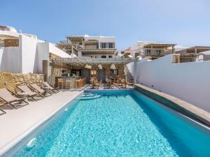 Bazén v ubytování The Mykonist Merchia Beach Villas & Suites nebo v jeho okolí