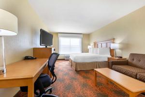 Postel nebo postele na pokoji v ubytování Best Western Plus Waco North