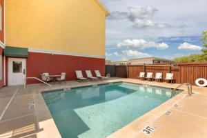 Bazén v ubytování Best Western Plus Waco North nebo v jeho okolí
