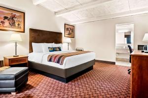 En eller flere senge i et værelse på Best Western Outlaw Inn
