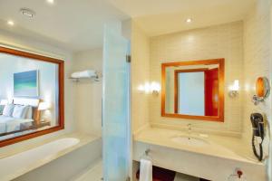 Uma cama ou camas num quarto em Radisson Blu Resort, Fujairah