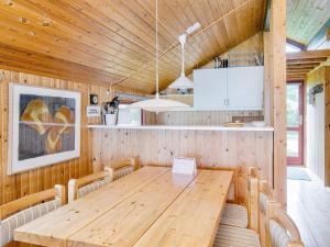 Kuchyň nebo kuchyňský kout v ubytování 5 person holiday home in Jægerspris-By Traum