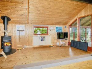 TV a/nebo společenská místnost v ubytování 5 person holiday home in Jægerspris-By Traum + 15 fotografií