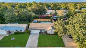 Πισίνα στο ή κοντά στο Holiday 4BR 2BA Home with Pool, Hot Tub, Fire Pit