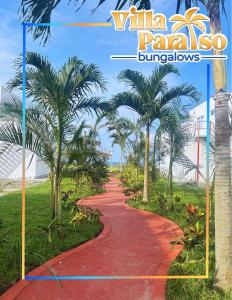 La ViguetaにあるBungalows Villa Paraísoのヤシの木を背景にした小道