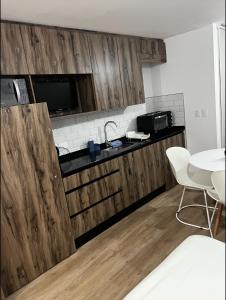 Η κουζίνα ή μικρή κουζίνα στο Montevideo Cordón Apartamentos-Uruguay