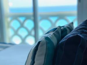 un primer plano de la parte trasera de una cama con almohada en Beachside Apartments Cancun, en Cancún