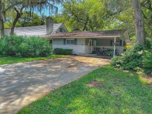 ein Haus mit einer Auffahrt davor in der Unterkunft Cute Cottage with 3 min walk to beach with bikes! in Jekyll Island