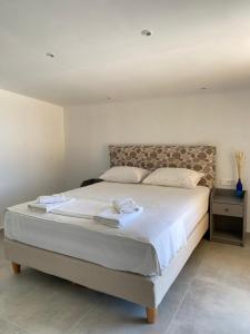 Una cama o camas en una habitación de Aristidis view