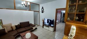 ein Wohnzimmer mit Sofa und Fernseher in der Unterkunft Kompleksi FISHTA kulla 6 in Velipojë