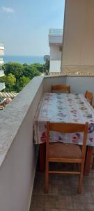 einen Tisch und zwei Stühle auf einem Balkon mit Tisch und Stühlen in der Unterkunft Kompleksi FISHTA kulla 6 in Velipojë