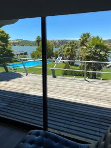 Elle offre une vue sur la piscine depuis sa fenêtre. dans l'établissement Costa del Sol de Rapel, à La Estrella