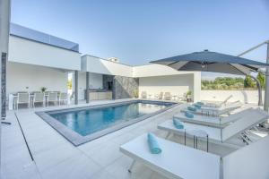 Kolam renang di atau dekat dengan Luxury villa with a swimming pool Zaton, Zadar - 23511