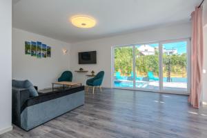 TV a/nebo společenská místnost v ubytování Family friendly house with a swimming pool Vir - Lozice, Vir - 23513