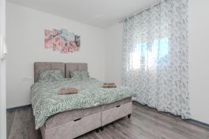 Postel nebo postele na pokoji v ubytování Family friendly house with a swimming pool Vir - Lozice, Vir - 23513 + 12 fotografií