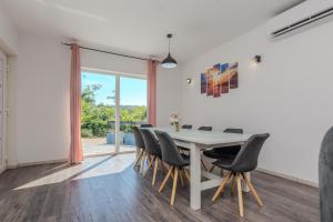 Fotografie z fotogalerie ubytování Family friendly house with a swimming pool Vir - Lozice, Vir - 23513 v destinaci Vir