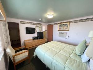 una habitación de hotel con una cama y un televisor en Best Motel Bowling Green, en Bowling Green 24 fotos más