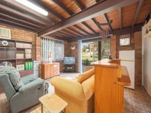 Posezení v ubytování 9 Rowell Street Battery Hill QLD