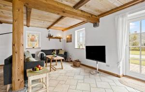 Televisyen dan/atau pusat hiburan di 4 Bedroom Cozy Home In Vestervig
