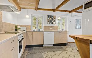 Dapur atau dapur kecil di 4 Bedroom Cozy Home In Vestervig +18 gambar