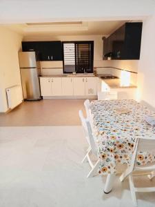 Kuchyň nebo kuchyňský kout v ubytování Appartement la falaise