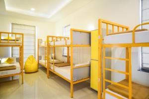 Zostel Jaipur في جايبور: غرفة مع سرير بطابقين في غرفة النوم