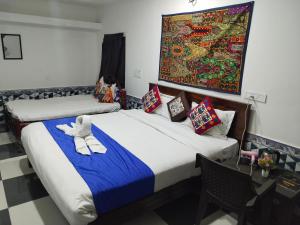 Una cama o camas en una habitación de Hotel Shahiraj Jaisalmer