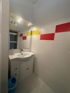 un baño con lavabo y espejo en Sarithea, en Basse-Terre 8 fotos más