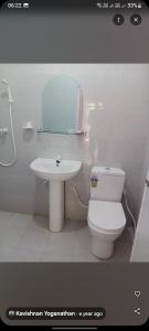 un bagno bianco con un water e un lavandino di Dark waves villa a Nilaveli