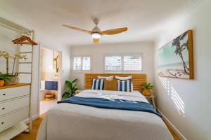 Ένα ή περισσότερα κρεβάτια σε δωμάτιο στο Capri Beach House