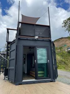 תמונה מהגלריה של Ferrous Paradise - Tiny Container home in Adjuntas באדחונטס