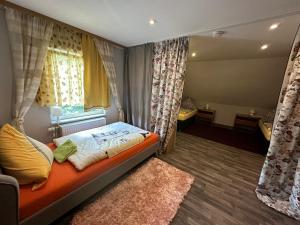 Ένα ή περισσότερα κρεβάτια σε δωμάτιο στο Ferien & Monteur Wohnung 1 - Little Afrika Extensive 5 Zimmer Wohnung