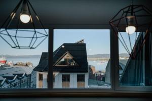 - une vue sur un bâtiment depuis une fenêtre dans l'établissement Aunaisin - Toluken apartamentos, à Ushuaia