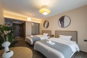 Posteľ alebo postele v izbe v ubytovaní Livetour Hotel Gulao Water Town OCT Jiangmen
