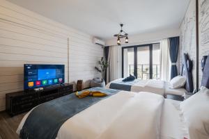 Posteľ alebo postele v izbe v ubytovaní Livetour Hotel Gulao Water Town OCT Jiangmen