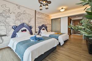 Posteľ alebo postele v izbe v ubytovaní Livetour Hotel Gulao Water Town OCT Jiangmen
