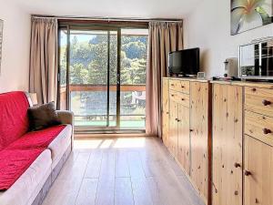 TV a/nebo společenská místnost v ubytování Studio lumineux 4 pers, Skis aux pieds, Animaux acceptés - FR-1-267-296