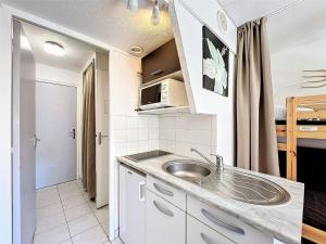 Kuchyň nebo kuchyňský kout v ubytování Studio lumineux 4 pers, Skis aux pieds, Animaux acceptés - FR-1-267-296 + 11 fotografií