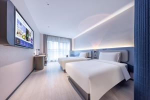 Ліжко або ліжка в номері Atour Light Hotel Wuhan Hankou Railway Station Tangjiadun Subway Station