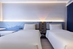 Ліжко або ліжка в номері Atour Light Hotel Wuhan Hankou Railway Station Tangjiadun Subway Station