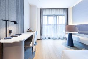 Ліжко або ліжка в номері Atour Light Hotel Wuhan Hankou Railway Station Tangjiadun Subway Station