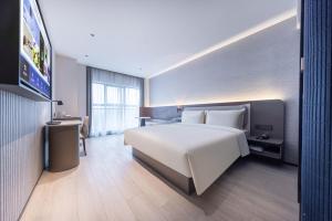 Ліжко або ліжка в номері Atour Light Hotel Wuhan Hankou Railway Station Tangjiadun Subway Station