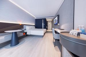 Ліжко або ліжка в номері Atour Light Hotel Wuhan Hankou Railway Station Tangjiadun Subway Station