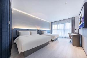 Ліжко або ліжка в номері Atour Light Hotel Wuhan Hankou Railway Station Tangjiadun Subway Station