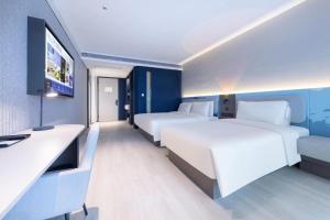Ліжко або ліжка в номері Atour Light Hotel Wuhan Hankou Railway Station Tangjiadun Subway Station
