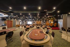 una sala de conferencias con una mesa y sillas en Platinum Orchid Hotel Danang, en Da Nang